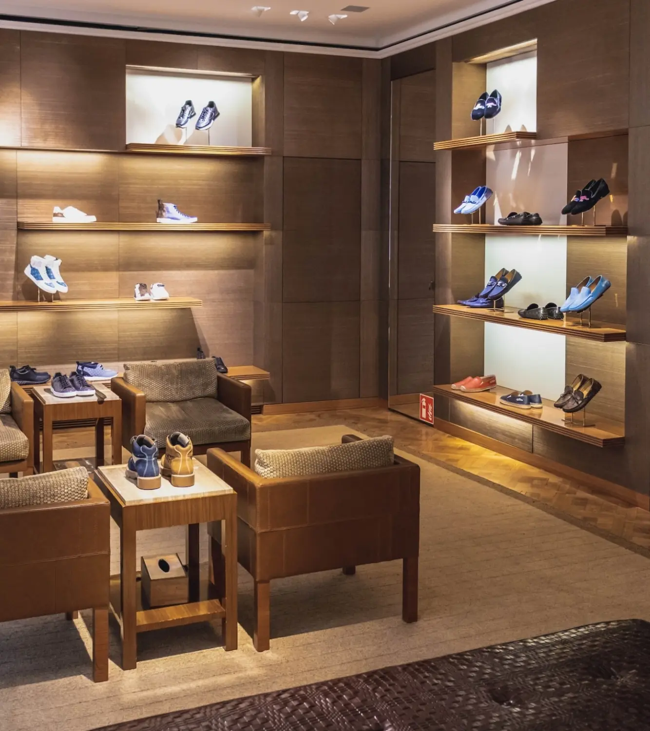 by use shop fittings & display